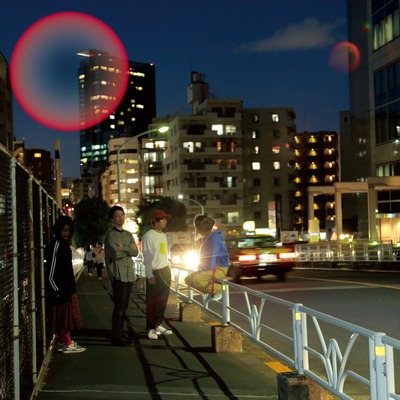 the album cover of time lapse by kinokoteikoku. it shows the band members hanging out on a bridge at night, with the traffic and the city in the background.